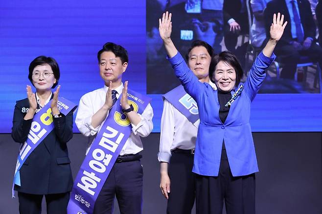 최민희(오른쪽) 더불어민주당 최고위원 후보가 1일 대전 유성구 대전컨벤션센터에서 열린 당대표·최고위원 합동연설회에서 당원들에게 인사하고 있다. 뉴스1