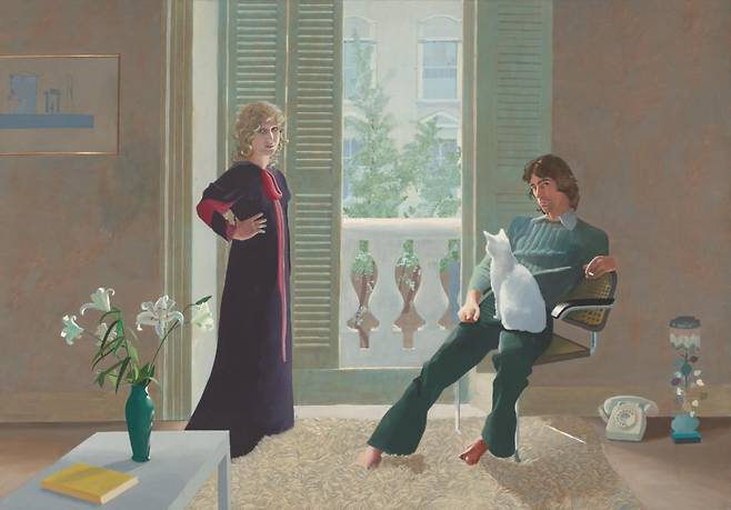 클라크 부부와 퍼시(1970~71). 무릎 위 고양이의 실제 이름은 퍼시가 아니라 블랑쉬였다. 호크니가 어감이 낫다며 그 집 새끼 고양이 이름을 제목에 갖다 붙였다. 그림 속 고양이는 사실 박제다. 산 고양이가 몇 달씩 포즈를 취해 줄 리 없어서였다. /런던 테이트미술관