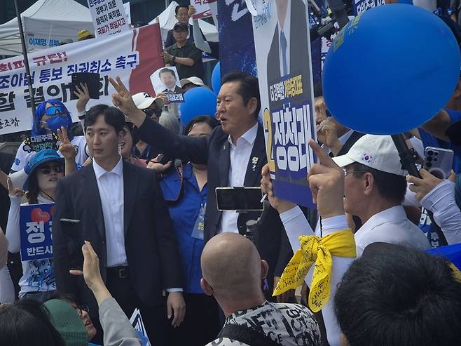 1일 더불어민주당 당대표·최고위원 순회경선 충북 합동연설회가 열린 충북 청주시 CJB미디어센터 앞에서 정청래 당대표 후보(가운데)가 지지자들에게 투표를 독려하고 있는 모습. [대전 = 류영욱 기자]