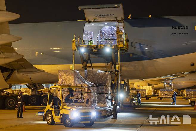 [인천공항=뉴시스] 전신 기자 = 지난 30일 인천국제공항 대한항공 화물터미널에서 관계자들이 삼성전자와 SK하이닉스의 반도체를 항공기에 적재하고 있다.(공동취재) 2026.07.31. photo1006@newsis.com