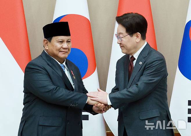 [서울=뉴시스] 고범준 기자 = 이재명 대통령과 프라보워 수비안토 인도네시아 대통령이 1일 청와대에서 열린 한-인도네시아 확대 정상회담에서 기념촬영을 하고 있다. 2026.04.01. bjko@newsis.com
