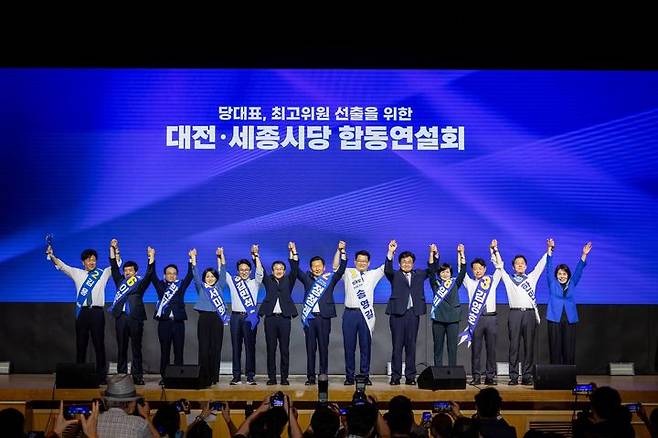 한병도 더불어민주당 당대표 직무대행 겸 원내대표와 당 대표·최고위원 후보들이 1일 대전 유성구 대전컨벤션센터에서 열린 당대표·최고위원 합동연설회에서 기념사진을 촬영 하고 있다. (사진=송영길 당대표 후보 페이스북 캡처)  *재판매 및 DB 금지