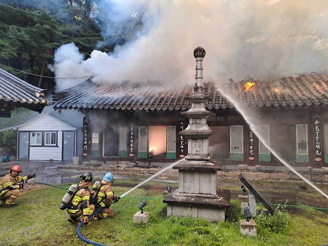 1일 발생한 동해 삼화사 화재 현장. 강원소방본부 제공