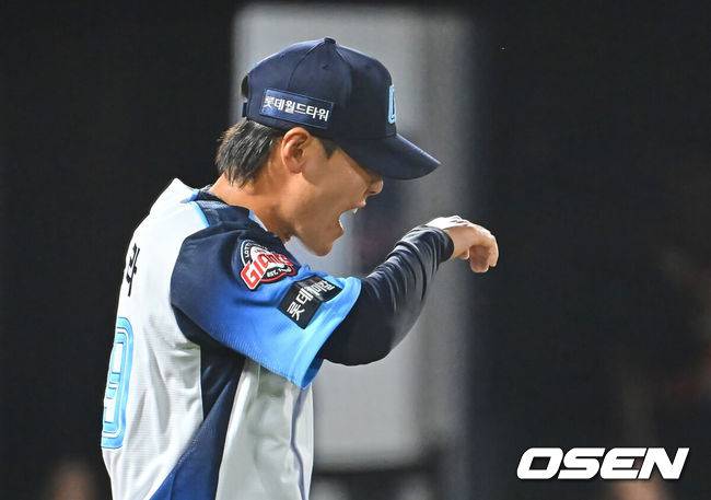 [OSEN=부산, 이석우 기자] 31일 부산 사직야구장에서 2026 신한 SOL KBO 리그 롯데 자이언츠와 삼성 라이온즈의 경기가 열렸다. 홈팀 롯데는 김진욱이, 방문팀 삼성은 원태인이 선발 출전했다.롯데 자이언츠 이이무라가 6회초 역전을 허용하고 아ㅜ시워하고 있다. 2026.07.31 / foto0307@osen.co.kr