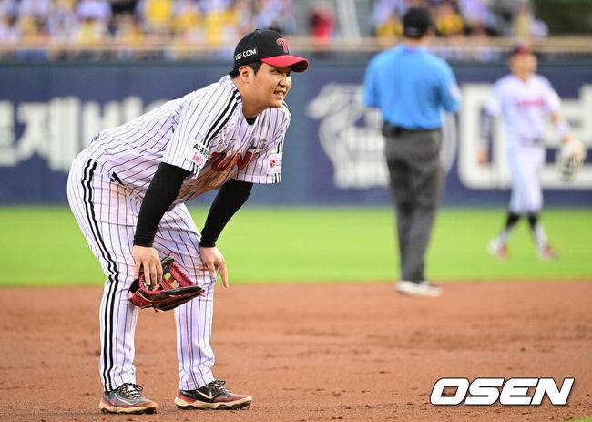 [OSEN=잠실, 조은정 기자]29일 서울 잠실야구장에서 2026 신한 SOL KBO리그 LG 트윈스와 키움 히어로즈의 경기가 열렸다.이날 LG는 웰스, 키움은 하영민을 선발로 내세웠다. 2회초 2사 2,3루에서 키움 데이비슨의 3루수 내야안타 적시타 때 원심은 아웃이었으나 비디오판독결과 세이프로 번복 됐다. 아쉬워하는 LG 3루수 문보경.. 2026.07.29 /cej@osen.co.kr