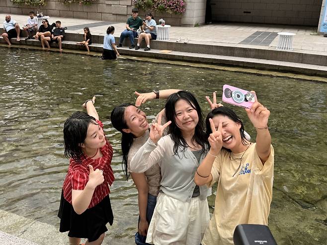 점심시간을 이용해 방문한 청계천 인근 직장인 한수영(24·사진 오른쪽)씨와 동료들. 허은선 인턴기자