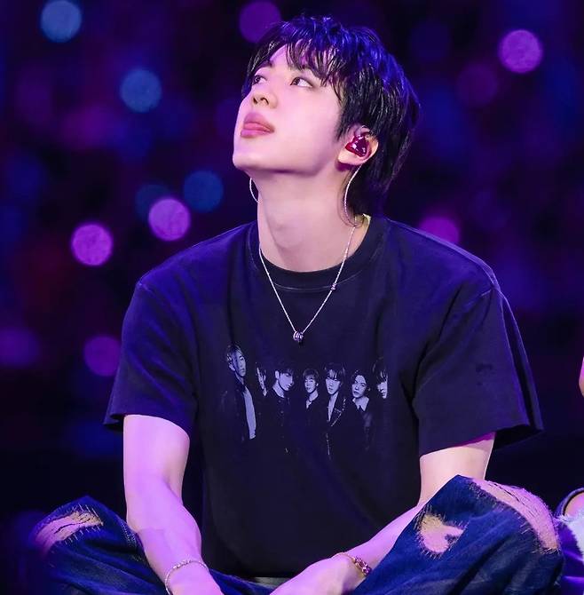 A música "Don't Say You Love Me", de Jin do BTS, que cativou o mundo, aparece em um popular programa de perguntas e respostas italiano.