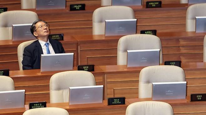 정성호 법무부 장관이 30일 서울 여의도 국회에서 열린 제437회국회(임시회) 3차 본회의에서 여당 주도 형사소송법 법률 일부개정안에 대한 무제한 토론이 시작되자 허공을 응시하고 있다. [사진 | 뉴시스]