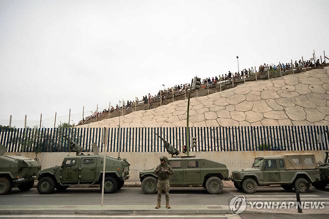 모로코-스페인 국경의 스페인 군인들 [AFP=연합뉴스 자료사진. 재판매 및 DB 금지]