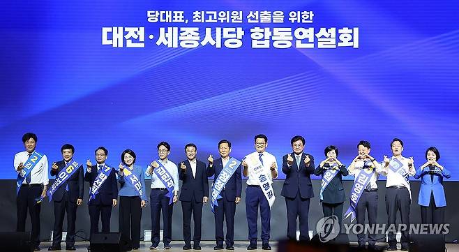 당 대표·최고위원 선출을 위한 대전·세종시당 합동연설회 (대전=연합뉴스) 이동해 기자 = 한병도 더불어민주당 대표 직무대행 겸 원내대표가 1일 대전컨벤션센터에서 열린 당대표·최고위원 합동연설회에서 당대표, 최고위원 후보들과 기념 촬영을 하고 있다.
왼쪽부터 김용·이성윤·박선원·서미화 최고위원 후보, 김민석 당 대표 후보, 한 대표 직무대행, 정청래·송영길 당 대표 후보, 소병훈 중앙당선거관리위원장, 임미애·김영호·한민수·최민희 최고위원 후보. 2026.8.1 eastsea@yna.co.kr