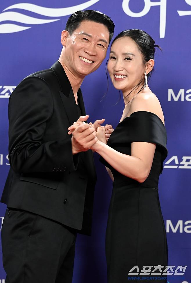 제5회 청룡시리즈어워즈(Blue Dragon Series Awards)가 31일 인천 파라다이스시티 크로마에서 열렸다. 식전 레드카펫 행사에 참석한 진선규 박보경 부부의 모습. 인천=허상욱 기자wook@sportschosun.com/2026.07.31/