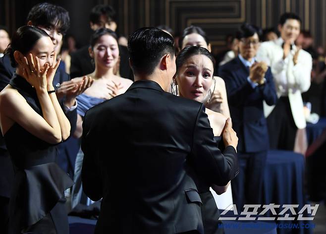 제5회 청룡시리즈어워즈(Blue Dragon Series Awards)가 31일 인천 파라다이스시티 크로마에서 열렸다. 여우조연상 수상한 박보경이 남편 진선규의 축하를 받고 있다. 인천=송정헌 기자songs@sportschosun.com/2026.07.31/