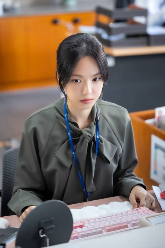 손나은은 '김부장'에서 특수임무국 요원 정상아 역을 맡아 첫 액션 연기에 도전했다. /SBS