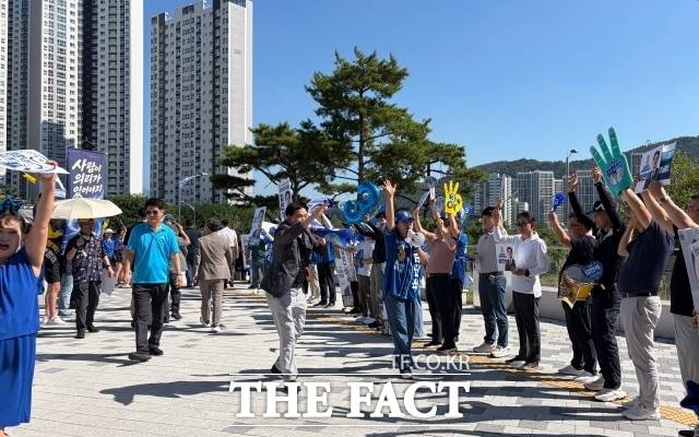 더불어민주당 8·17 전당대회 순회경선이 열린 2일 오전 울산전시컨벤션센터 앞에서 김민석 당대표 후보 지지자들과 정청래 후보 지지자들이 마주보고 응원전을 펼치고 있다. /울산=정채영 기자