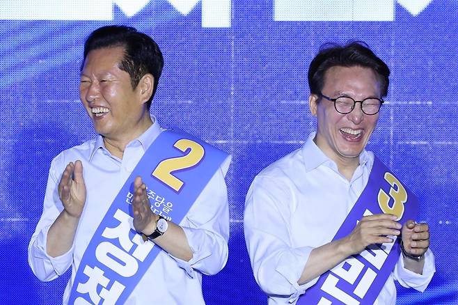 더불어민주당 당권 주자인 정청래(왼쪽), 김민석 후보가 2일 부산 벡스코에서 열린 당대표·최고위원 합동연설회에서 미소짓고 있다. 뉴스1