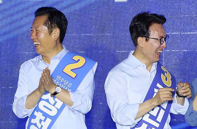 정청래, 김민석 당 대표 후보가 2일 부산 벡스코에서 열린 더불어민주당 당대표·최고위원 순회경선 합동연설회에서 미소 짓고 있다. [연합뉴스]