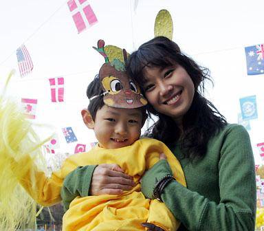 영화 <가족의 탄생>. 선경은 터울이 많이 지는 경석과 함께 남겨진다.