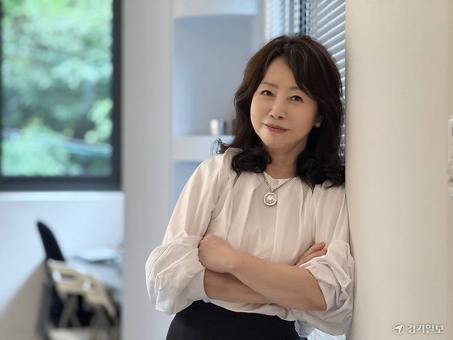 곽금주 서울대학교 심리학과 명예교수가 서울 후암동 연구실에서 카메라를 향해 미소를 짓고 있다. 이서현 기자