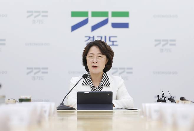 지난달 31일 오전 경기도청 북부청사 상황실에서 열린 실국 업무보고에서 추미애 경기도지사가 주요 사업의 진단 및 추진 방향 등 보고를 받고 있다. 경기도 제공