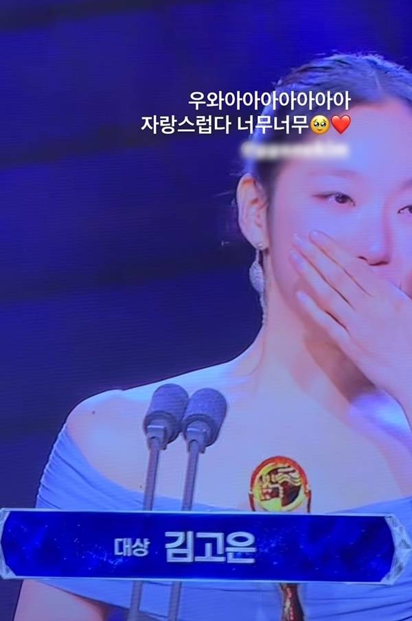 Actress Kim Go-eun has garnered attention after winning the Grand Prize at the 5th Blue Dragon Series Awards, with the cheers of her family watching and the innocent reaction of her nephew being revealed. Kim Go-eun shared her joy of the award on her social media, sharing a video containing her familys congratulations.At the 5th Blue Dragon Series Awards held at Paradise City in Incheon on the 31st of last month, Kim Go-eun was honored with the Grand Prize for the Netflix series *Eun-jung and Sang-yeon*. When Kim Go-euns name was called, her family cheered in unison in front of the TV, while her young nephew drew laughter by asking, What is the Grand Prize? and raising both arms high.Congratulations from colleagues also continued at the venue. Actor Lee Sang-yi, who was in the audience, applauded with genuine joy at Kim Go-euns win, and Lee Dong-wook also sent his congratulations via social media, leaving a message expressing his pride.In her acceptance speech, Kim Go-eun spoke about the sense of responsibility she takes when working on projects and her aspirations as an actress. He approaches every project with earnestness rather than taking it for granted, and he vowed to do his best to show a new side of himself in the future.