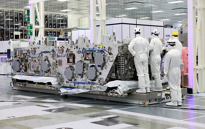 ASML ‘High NA EUV’ 장비가 생산되는 과정 [로이터]