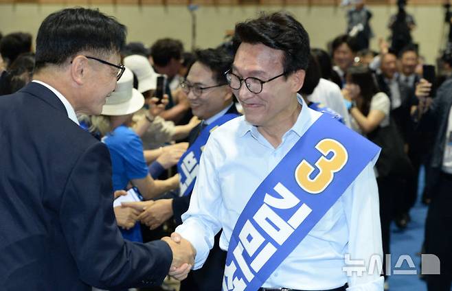 [울산=뉴시스] 배병수 기자 = 2일 울산 울주군 삼남면 울산전시컨벤션센터 3층 컨벤션홀에서 열린 더불어민주당 당대표 및 최고의원 후보자 선출을 위한 합동연설회에서 김민석 당대표 후보가 당원들과 인사를 하고 있다. 2026.08.02. bbs@newsis.com.