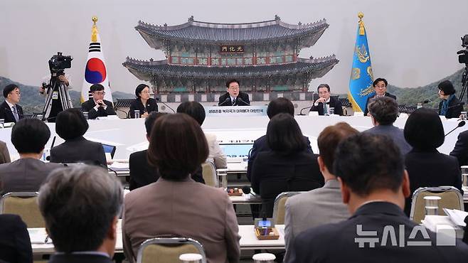 [서울=뉴시스] 조성봉 기자 = 이재명 대통령이 16일 청와대 영빈관에서 열린 '삶으로 체감하는 대체불가 대한민국-국민과 함께하는 두 번째 업무보고'에서 발언을 하고 있다. (청와대통신사진기자단) 2026.07.16. suncho21@newsis.com