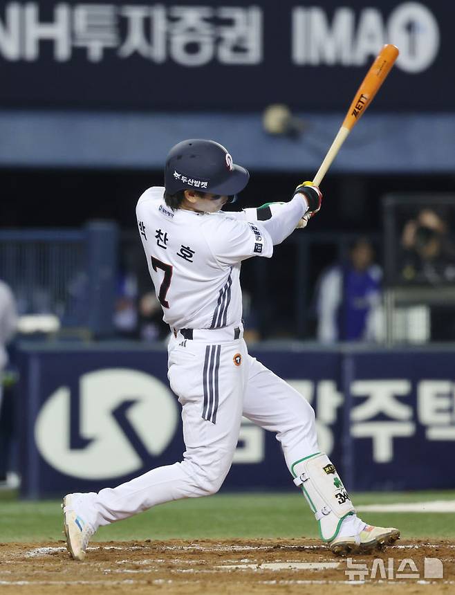 [서울=뉴시스] 조성우 기자 = 29일 서울 송파구 잠실야구장에서 열린 2026 KBO 리그 삼성 라이온즈와 두산 베어스의 경기, 두산 5회말 공격 1사 주자 2루서 박찬호가 안타를 때리고 있다. 2026.04.29. xconfind@newsis.com