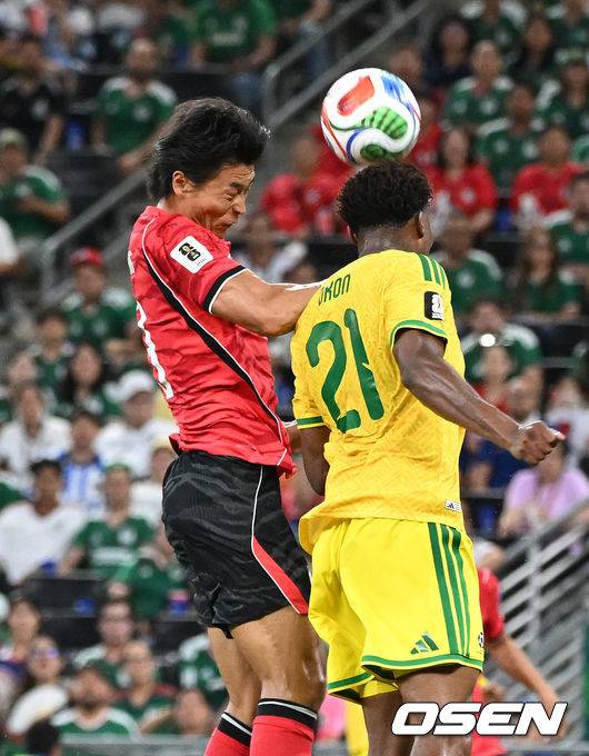 [OSEN=몬테레이(멕시코), 이대선 기자] 홍명보 감독이 이끄는 대한민국 축구대표팀은 25일(이하 한국시간) 오전 10시 멕시코 몬테레이 스타디움에서 개최된 2026 국제축구연맹(FIFA) 북중미 월드컵 조별리그 A조 최종전에서 남아프리카공화국에게 0-1 충격패를 당했다. 1승2패가 된 한국은 A조 3위로 밀리며 32강 자력진출에 실패했다. 한국은 나머지 조들의 상황을 따져보고 32강에 진출할 가능성은 남아있다. 1승1무1패의 남아공이 2위로 32강 진출을 확정지었다. 후반 대한민국 조규성이 헤더를 시도하고 있다. 2026.06.25 /sunday@osen.co.kr