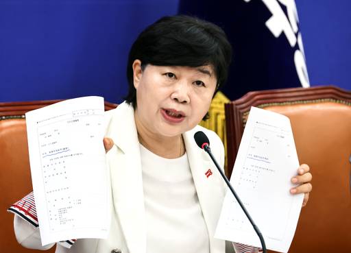서영교 국회 법제사법위원장이 2일 국회에서 열린 ‘훨씬 더 좋아진 형사소송법’ 기자간담회에서 ‘보완수사요구(추완)’ 문건(왼쪽)과 보완수사요구(결정) 문건을 들고 설명하고 있다.&nbsp;연합뉴스