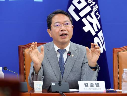 국회 법제사법위원회 더불어민주당 김승원 간사가 2일 국회에서 열린 ‘훨씬 더 좋아진 형사소송법’ 설명회에서 발언하고 있다. 연합뉴스