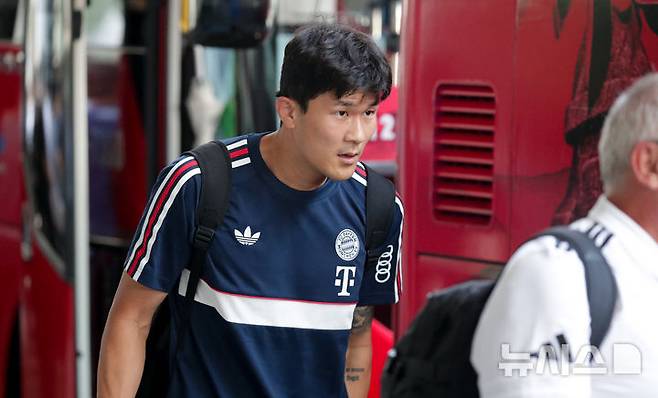 김민재가 2일 오후 제주국제공항 1층 국제선 도착장을 통해 입국해 이동하고 있다. /사진=뉴시스