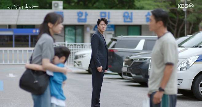 In the KBS drama Love Comes, Ha Seok-jin and An Hee-yeon reunited after eight years, but Ha Seok-jin was engulfed in shock upon encountering An Hee-yeons son. In the past, An Hee-yeon had left Ha Seok-jin after saying harsh words for the sake of his future, but the revelation of the childs existence at their reunion foreshadowed new conflict.