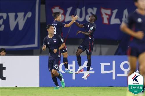 충북청주 가르시아(11번)가 뛰어올라 이종언과 골 세리머니 하고 있다. [한국프로축구연맹 제공. 재판매 및 DB 금지]