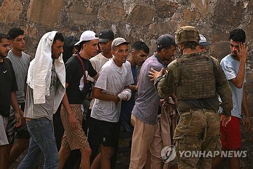 스페인 군인이 1일(현지시간) 세우타에서 모로코로 돌아가는 이들을 통제하고 있다. [AFP=연합뉴스. 재판매 및 DB 금지]