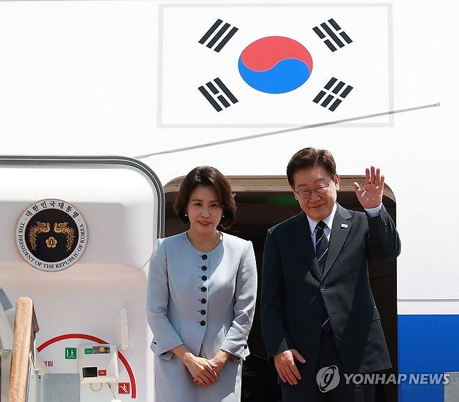 이재명 대통령, 미국·남미 순방 출국 (성남=연합뉴스) 한상균 기자 = 미국과 남미 순방을 위해 출국하는 이재명 대통령과 김혜경 여사가 24일 성남 서울공항 공군 1호기에서 환송객에게 인사하고 있다. 2026.7.24 xyz@yna.co.kr