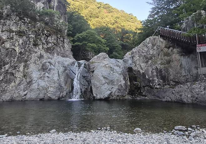 물줄기 마른 상생폭포 (포항=연합뉴스) 2일 경북 포항시 상생폭포의 한쪽 물줄기가 말라 있다. 2026.8.2 [독자 제공. 재판매 및 DB 금지]