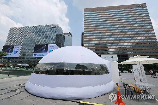광화문광장에 설치된 서울시 폭염대피시설 '해피소' [연합뉴스 자료사진]