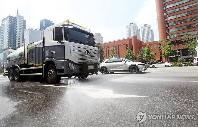 지속되는 폭염…도로 샤워로 도시 체온 다운 [서울 송파구 제공. 재판매 및 DB 금지]