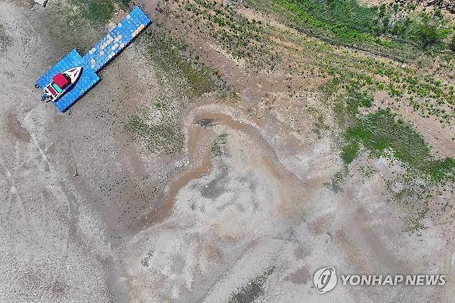 보트만 덩그러니 (경주=연합뉴스) 김현태 기자 = 2일 경북 경주시 안강읍 하곡저수지가 대부분 바닥이 드러난 체 메말라가고 있다. 농어촌정보 포털서비스에 따르면 인근 976㏊의 논밭에 물을 대는 하곡지의 이날 기준 저수량은 총저수량의 10%에도 못 미친다. 경주에는 최근 폭염이 이어지고 있으며 이날도 폭염 중대경보가 내려졌다. 2026.8.2 mtkht@yna.co.kr