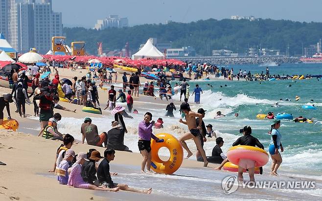 경포해수욕장 피서 인파로 북적 (강릉=연합뉴스) 유형재 기자 = 폭염이 극성을 부린 2일 강원 동해안의 대표 해수욕장인 강릉 경포해수욕장을 찾은 많은 피서객이 물놀이를 즐기고 있다. 2026.8.2 yoo21@yna.co.kr