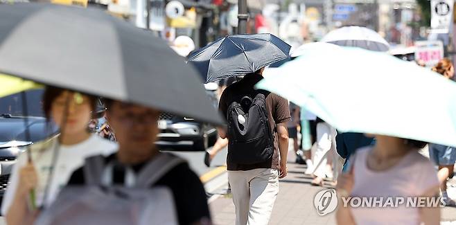태양을 피하는 방법 (경주=연합뉴스) 김현태 기자 = 2일 경북 경주시에 폭염 중대경보가 내려진 가운데 황리단길에서 관광객들이 양산을 쓰고 걷고 있다. 2026.8.2 mtkht@yna.co.kr