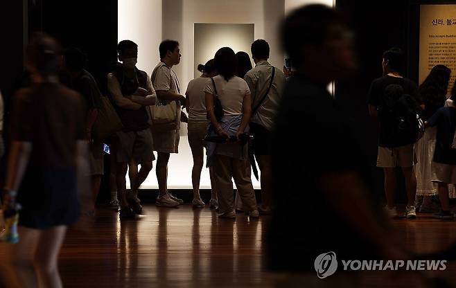붐비는 국립경주박물관 (경주=연합뉴스) 김현태 기자 = 2일 경북 경주시에 폭염 중대경보가 내려진 가운데 실내인 국립경주박물관이 관람객들로 붐비고 있다. 2026.8.2 mtkht@yna.co.kr