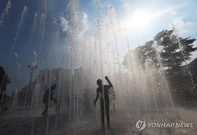 양산 42.5도…뜨거운 태양 아래 (양산=연합뉴스) 김동민 기자 = 경남 양산지역 낮 최고기온이 42.5도를 기록한 2일 양산시 물금읍 양산워터파크 분수대에서 시민이 물놀이하고 있다. 2026.8.2 image@yna.co.kr