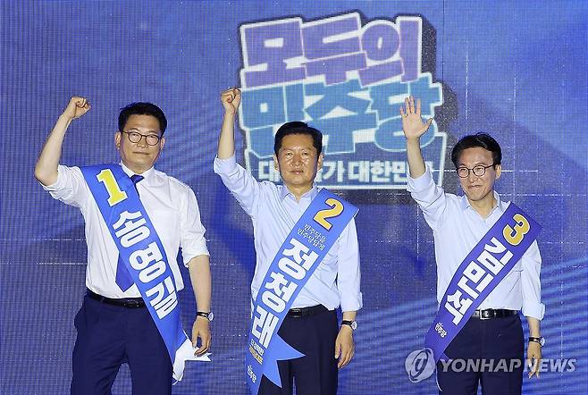 파이팅 외치는 민주당 당권 주자들 (부산=연합뉴스) 이동해 기자 = 송영길, 정청래, 김민석(기호순) 당 대표 후보가 2일 부산 벡스코에서 열린 더불어민주당 당대표·최고위원 순회경선 합동연설회에서 파이팅을 외치고 있다. 2026.8.2 eastsea@yna.co.kr