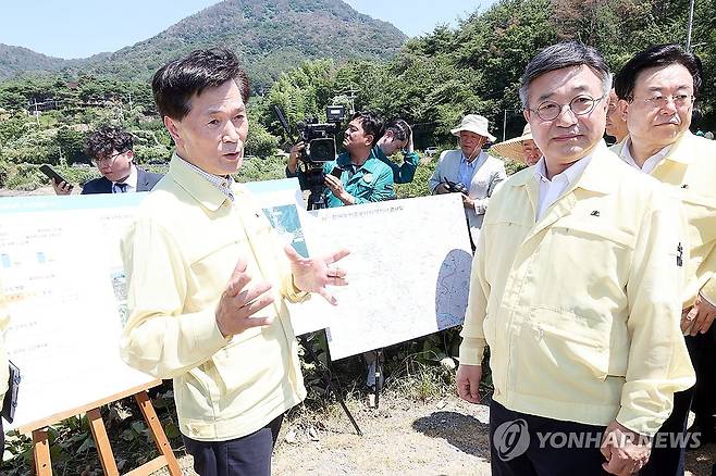 윤호중 장관, 가뭄 대처현황 현장점검 (서울=연합뉴스) 윤호중 행정안전부 장관, 국민의힘 박상웅 의원 등이 2일 가뭄 피해가 우려되는 경남 밀양시 와지저수지를 방문해 저수량과 용수공급 현황 등 대응상황 현장을 점검하고 있다. 2026.8.2 [행정안전부 제공. 재판매 및 DB 금지] photo@yna.co.kr