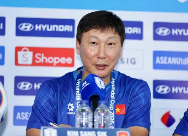 지난 2일(현지 시각) 베트남 축구 대표팀 김상식 감독(오른쪽)이 기자회견에서 발언하는 모습 [사진=베트남 축구연맹 VFF]