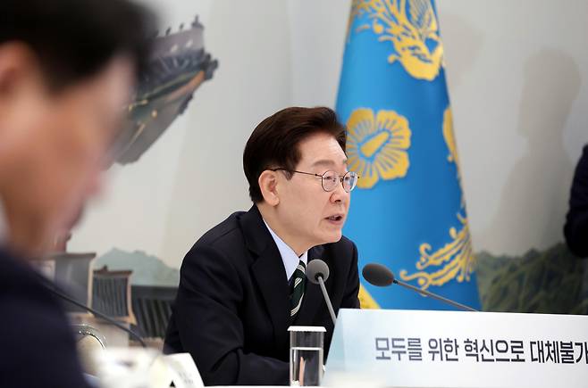 이재명 대통령이 6월 16일 청와대 영빈관에서 열린 부처 업무보고에서 발언하고 있다.(청와대통신사진기자단)