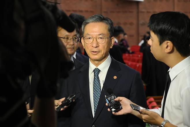 정성호 법무부 장관이 8월 3일 과천정부청사에서 신임 검사 임관식을 마치고 나와 기자들의 질문에 답하고 있다. 백성현 기자