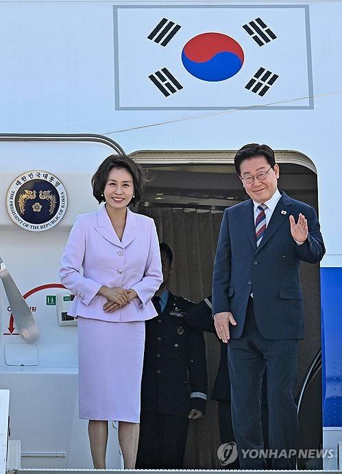 귀국길 오르는 이재명 대통령(프랑크푸르트=연합뉴스) 한상균 기자 = 이재명 대통령과 김혜경 여사가 2일(현지시간) 독일 프랑크푸르트 국제공항 공군 1호기에서 환송객에게 인사하고 있다. 2026.8.3 xyz@yna.co.kr